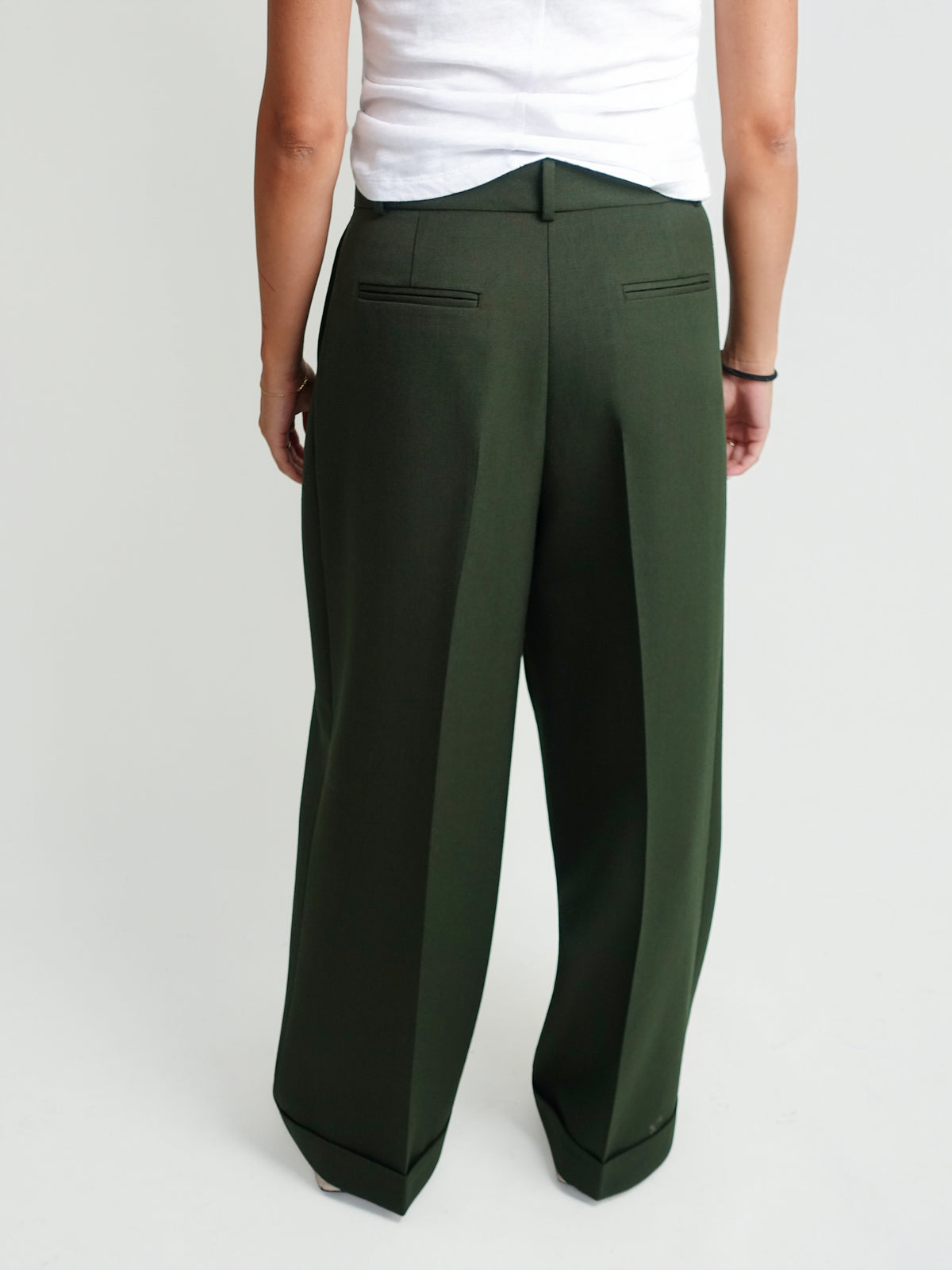 SINGLE WOOL TWILL OVERSIZED PLEATED PANTS KOMBU GREEN