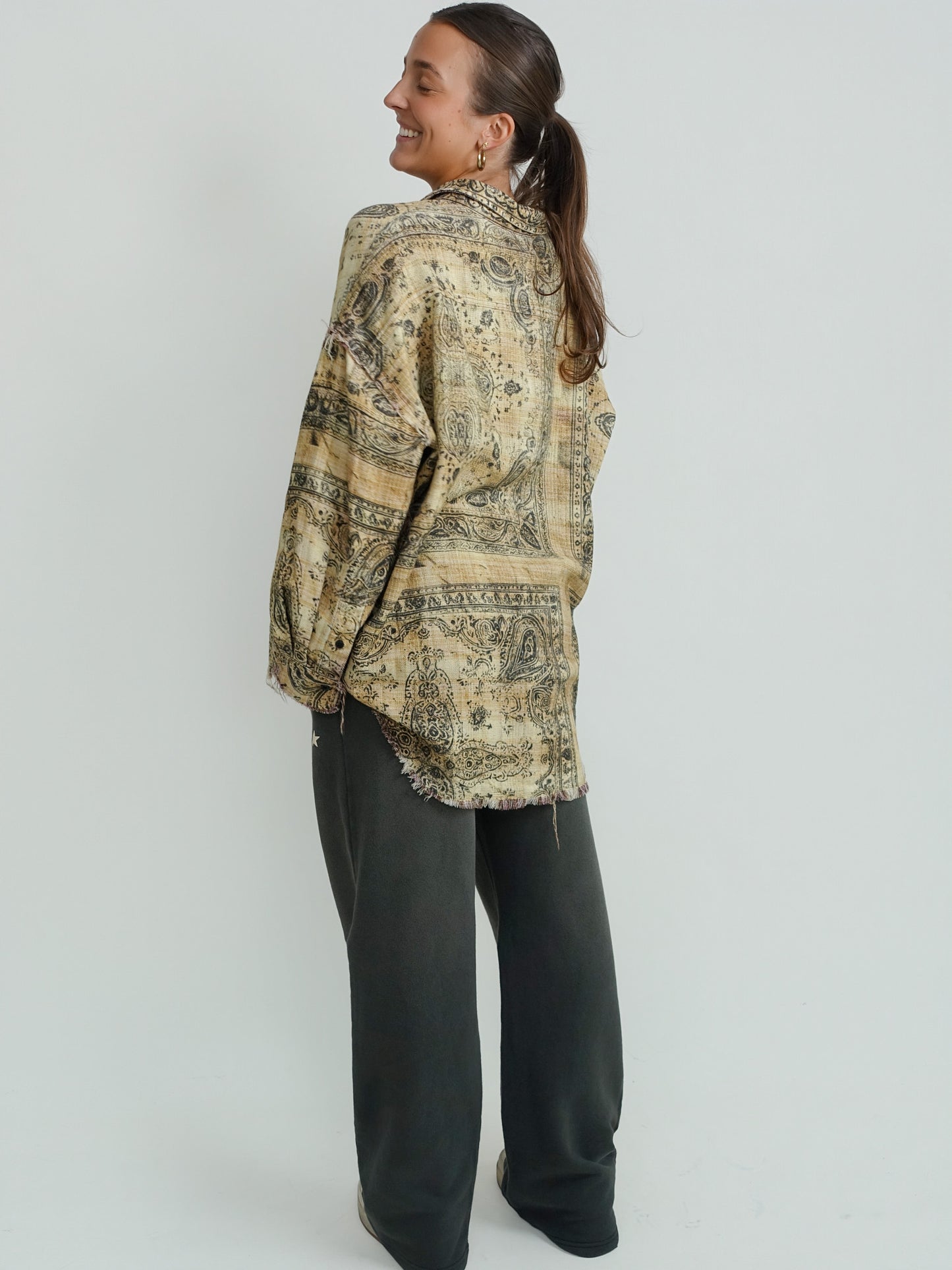 SHREDDED SEAM DROP NECK SHIRT KHAKI BANDANA BLACK OVERPRINT