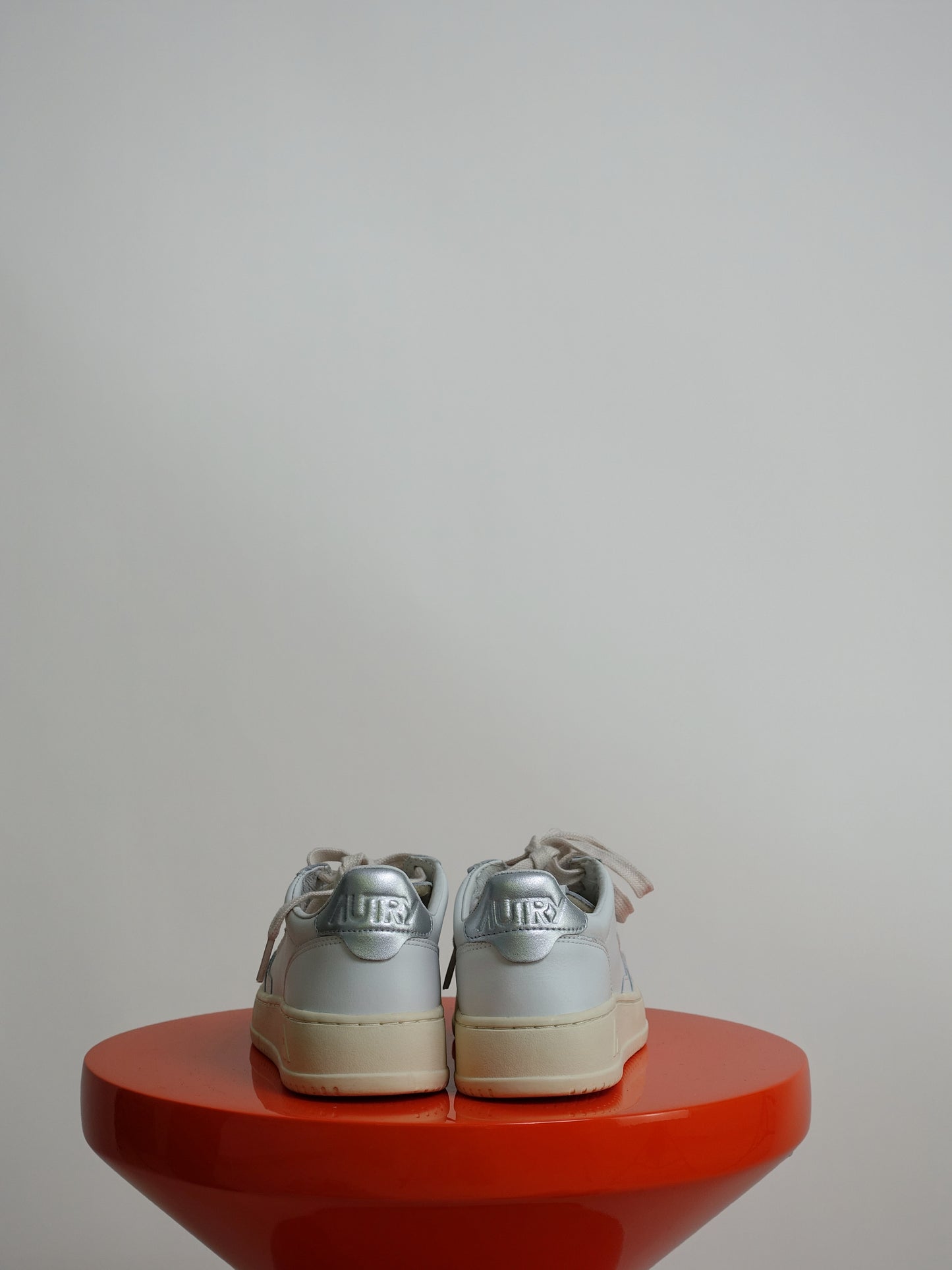 MEDALIST LOW WHITE SILVER
