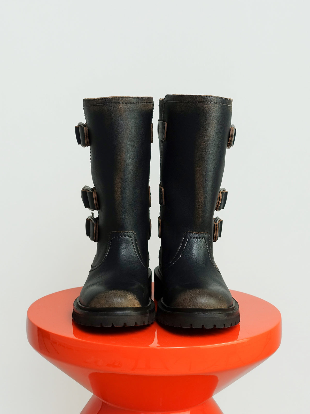 KURT WITH STRAPS DISTRESSED UPPER BLACK