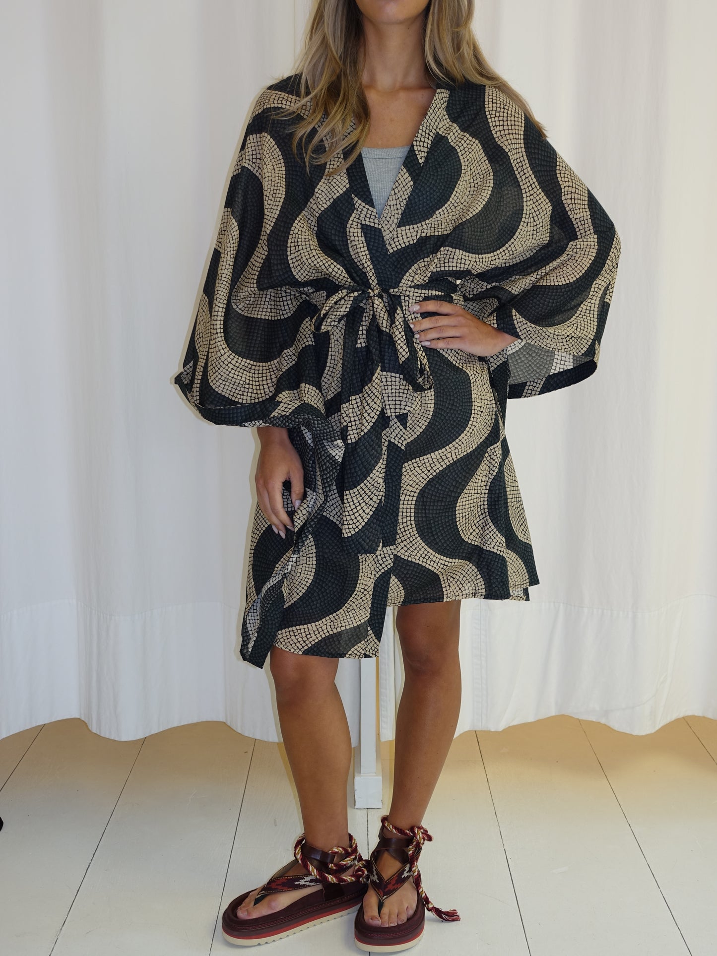 SHORT KIM KIMONO BLACK BEIGE TILE