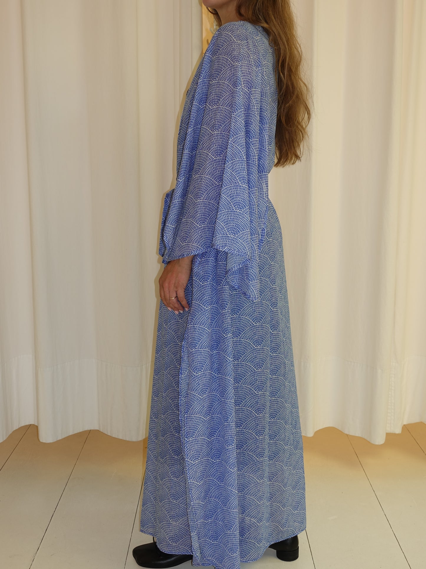 ANASTASIA DRESS BLUE WHITE FAN