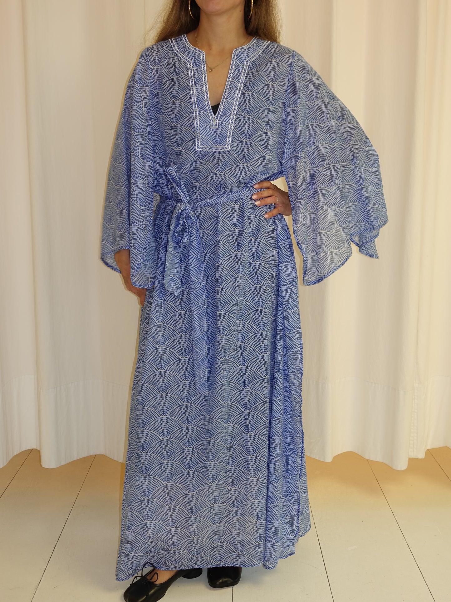ANASTASIA DRESS BLUE WHITE FAN
