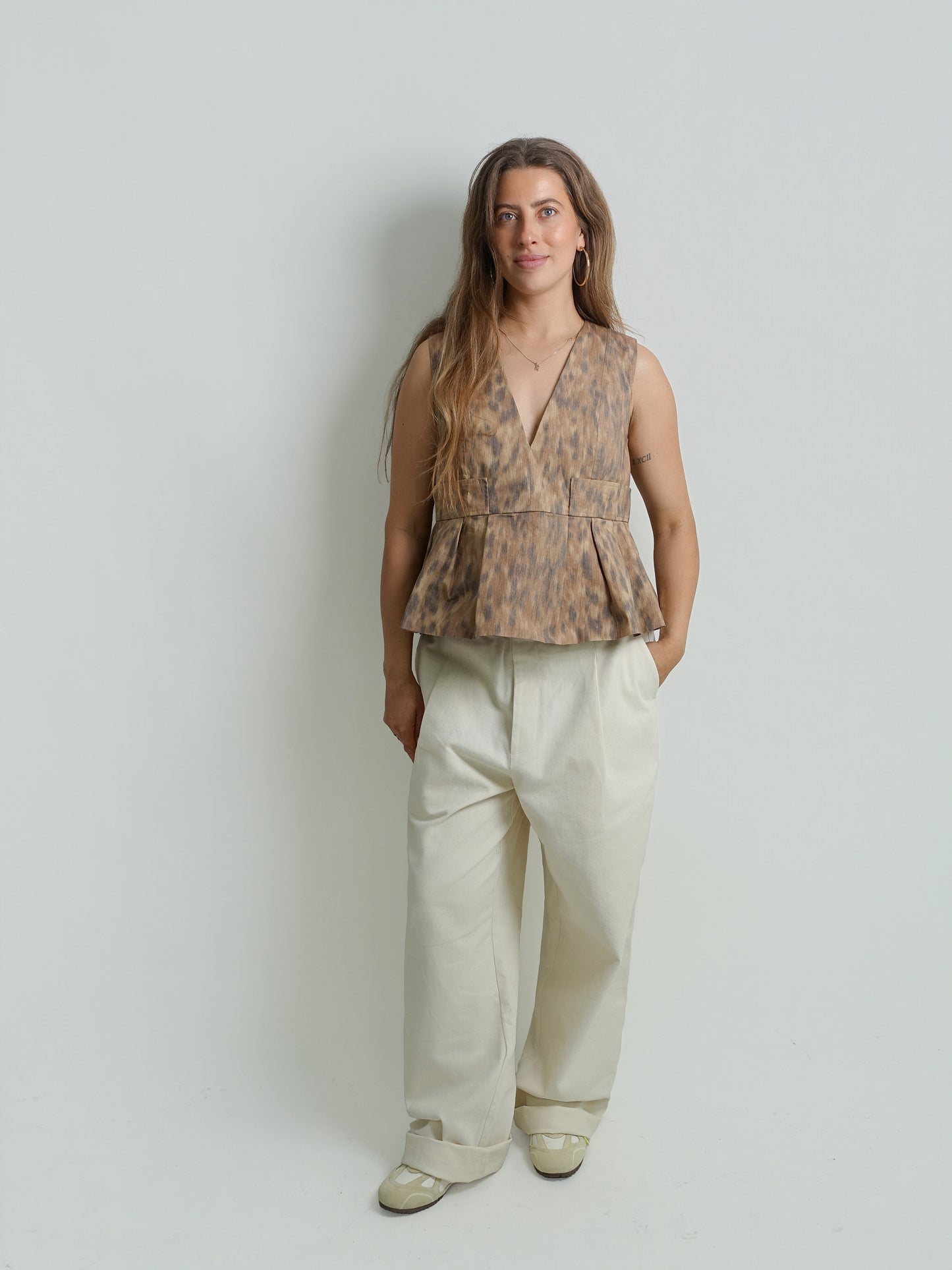 PRINTED STRETCH COTTON V-NECK POCKET BLOUSE BURRO