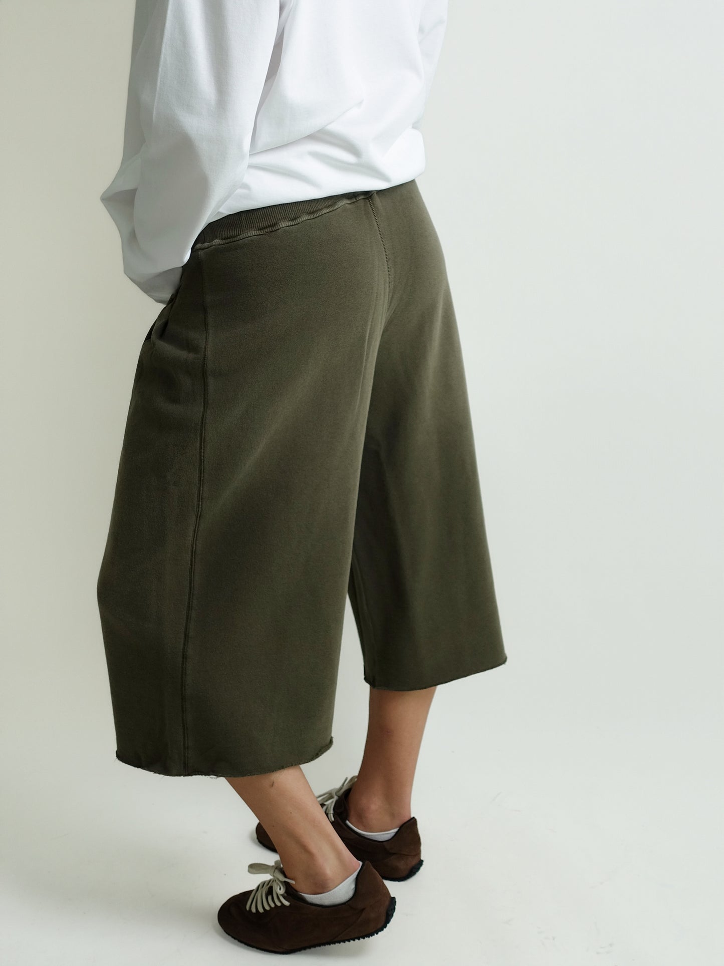TRIPLE PLEAT SWEATSHORT OLIVE GREEN
