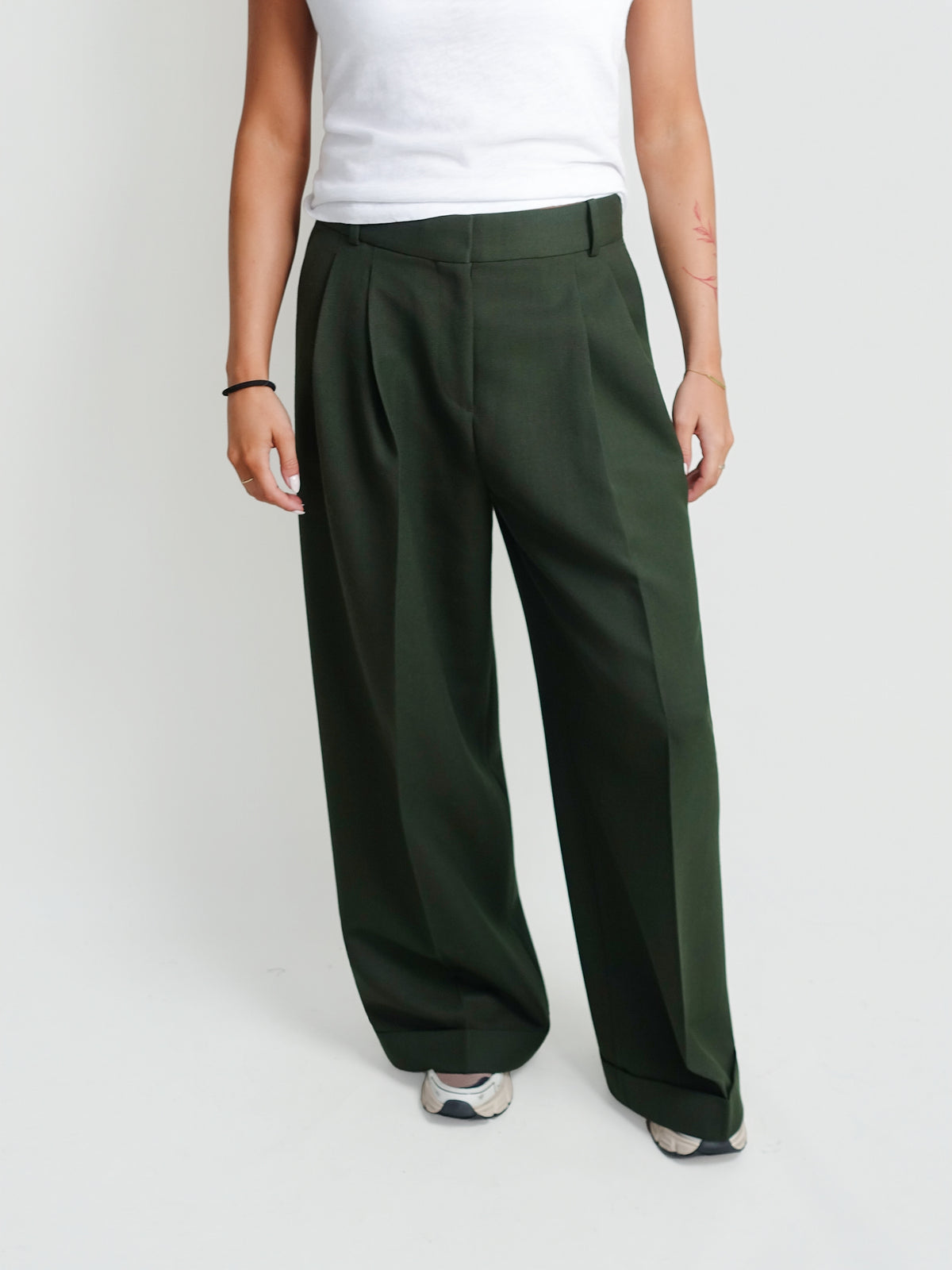SINGLE WOOL TWILL OVERSIZED PLEATED PANTS KOMBU GREEN