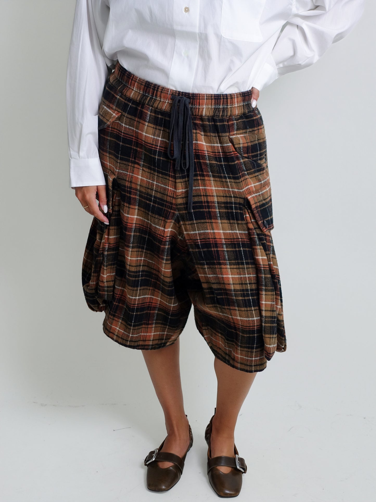 JUMBO SHORT WITH OVERSIZED CARGO POCKET LIGHT BROWN BLACK PLAID