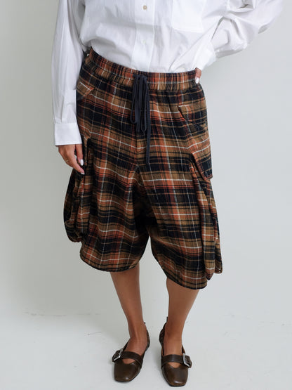 JUMBO SHORT WITH OVERSIZED CARGO POCKET LIGHT BROWN BLACK PLAID