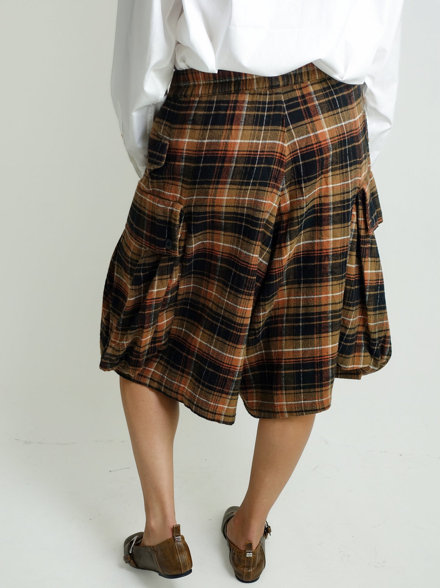 JUMBO SHORT WITH OVERSIZED CARGO POCKET LIGHT BROWN BLACK PLAID