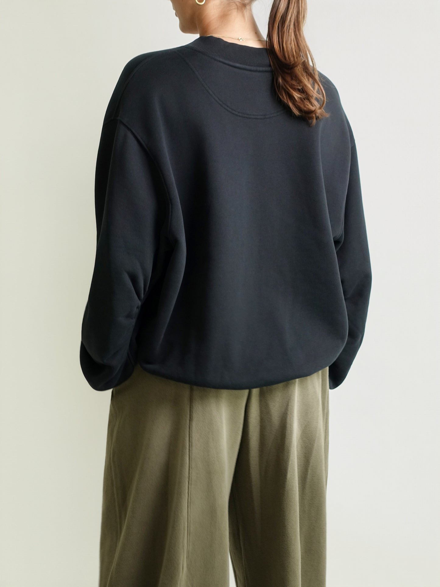 QUINN V-NECK SWEAT DARK BLACK
