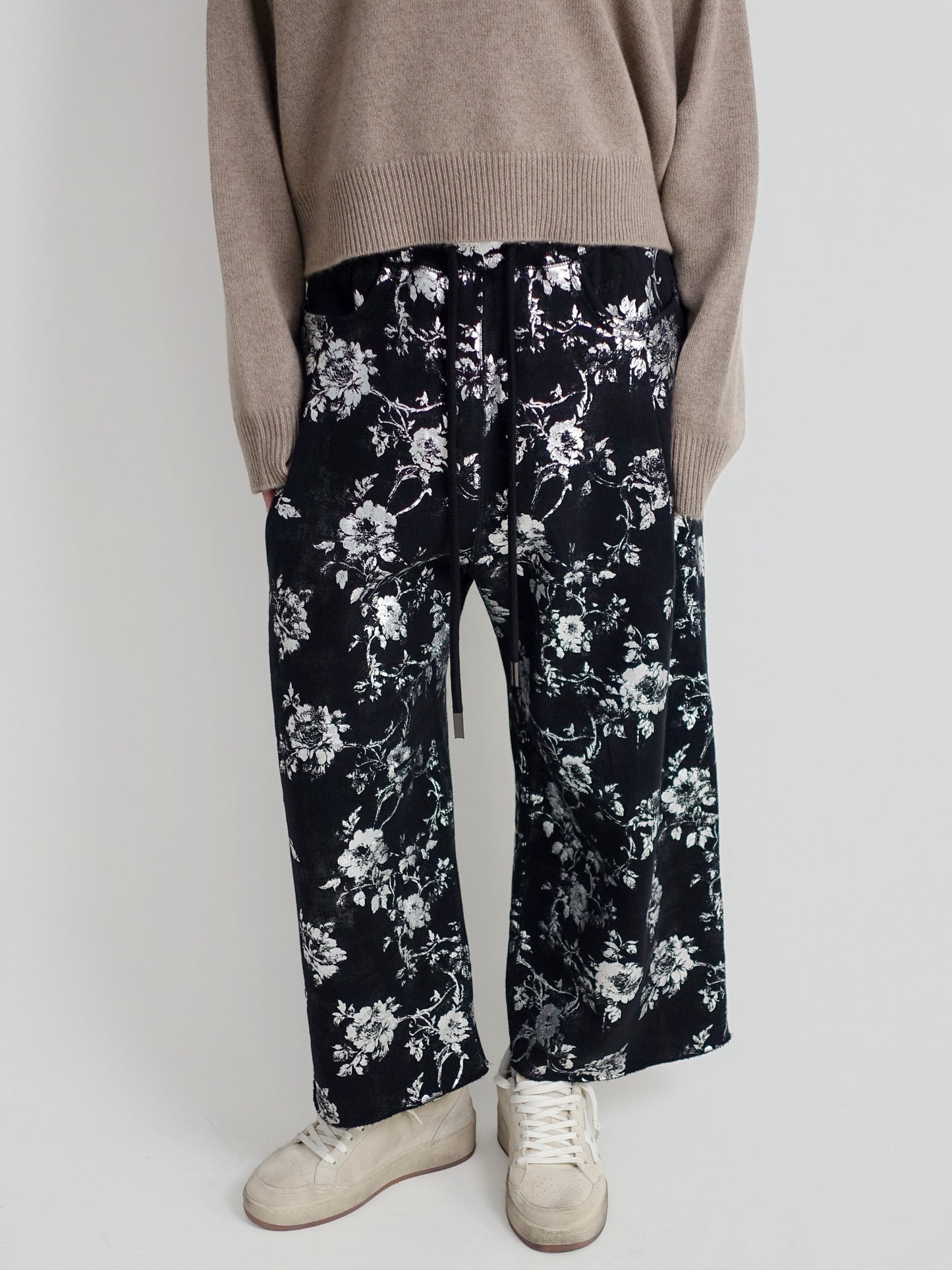 CROPPED PLEATED SWEATPANT SILVER FLORAL BLACK