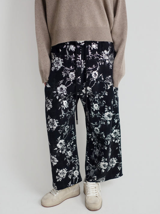 CROPPED PLEATED SWEATPANT SILVER FLORAL BLACK