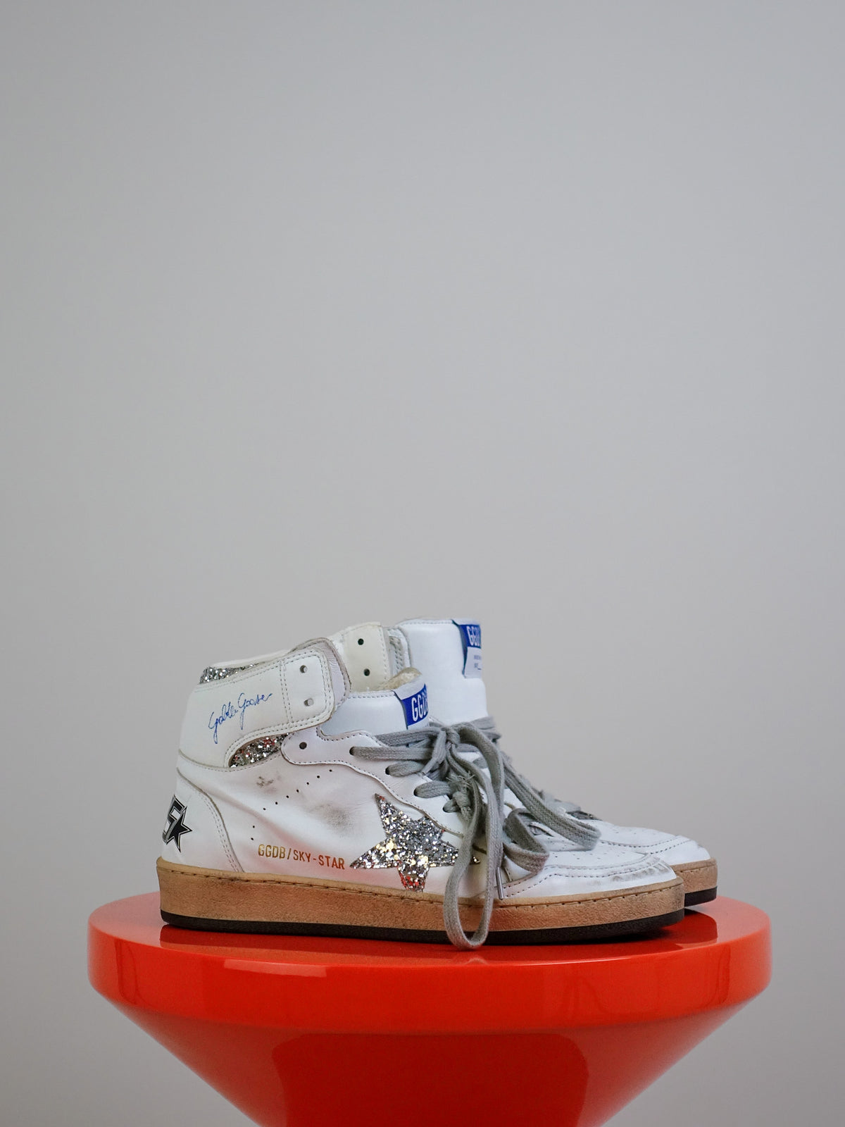 SKY STAR NAPPA-OBERMATERIAL MIT SIEBDRUCK GLITTER-STERN UND KROKO-WEISS/SILBER