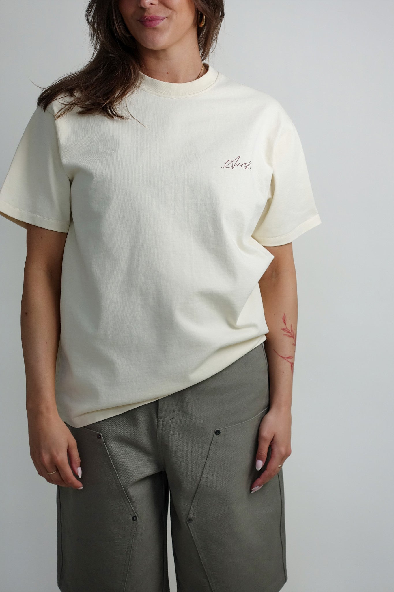 AICHEISM SCRIPT T-SHIRT CREME