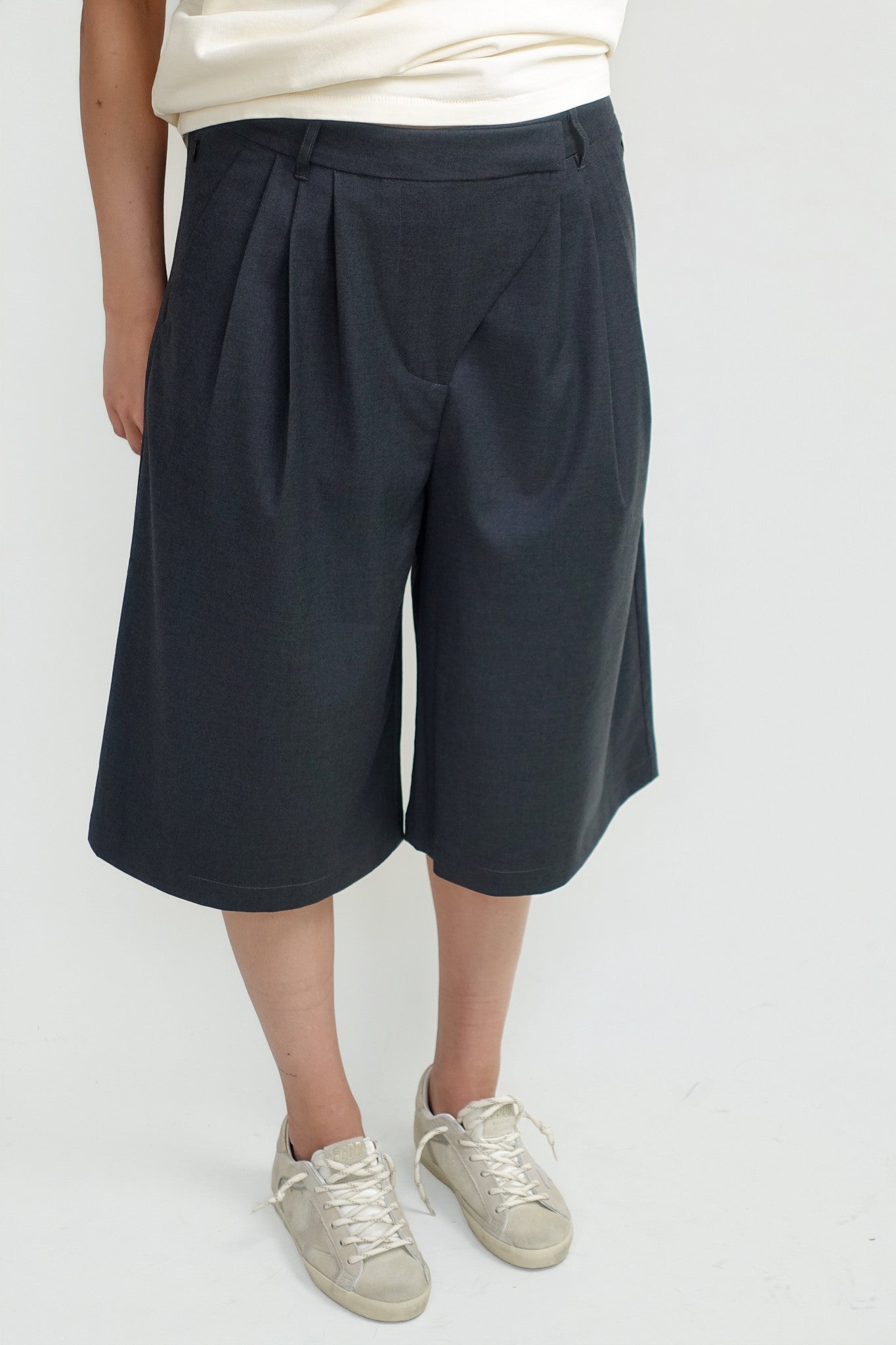 ASYMMATRICAL PANTALON SHORTS BLACK