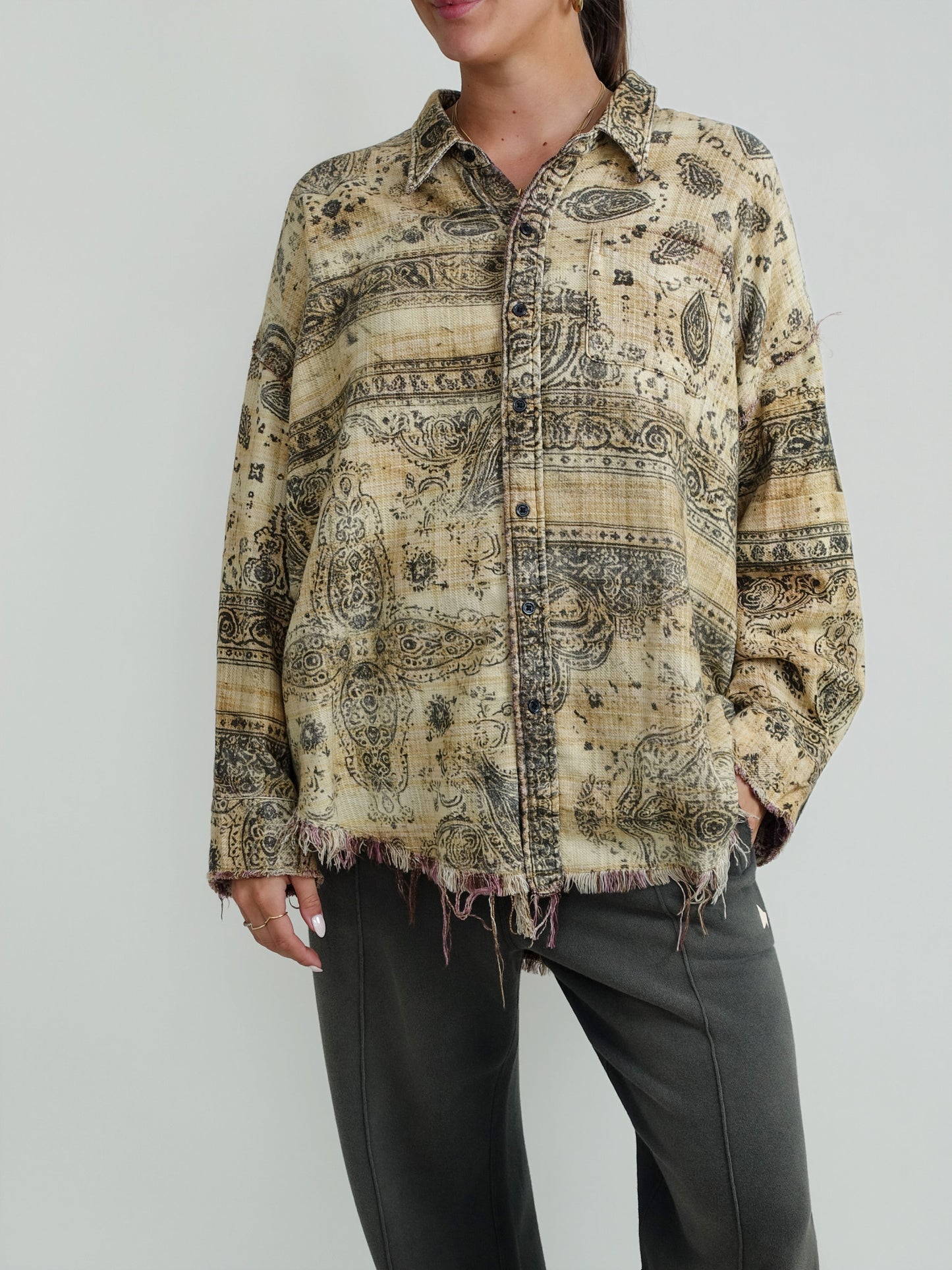 SHREDDED SEAM DROP NECK SHIRT KHAKI BANDANA BLACK OVERPRINT