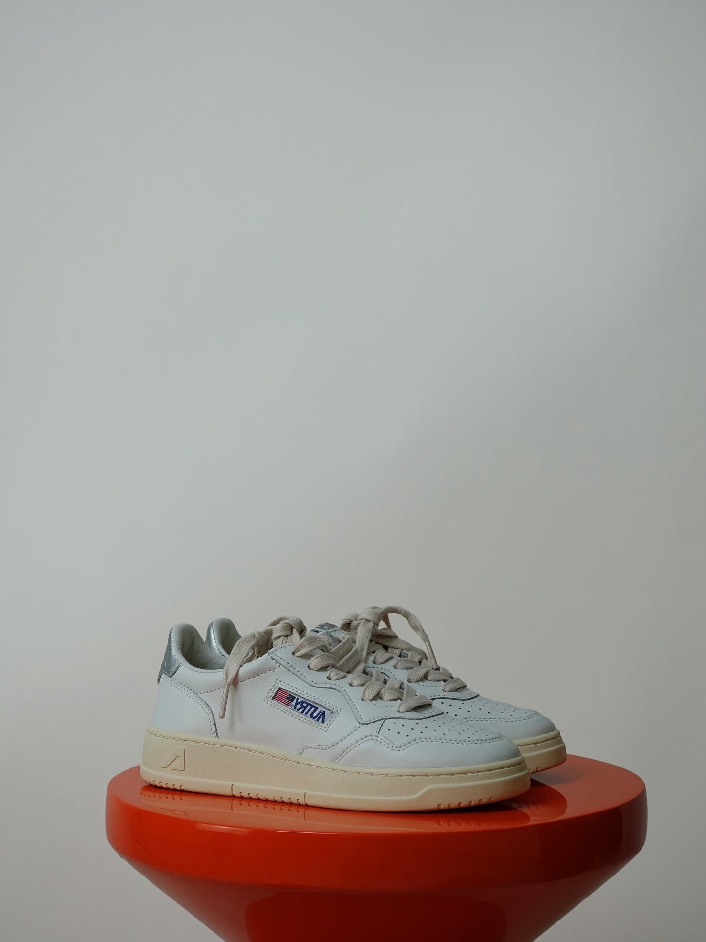 MEDALIST LOW WHITE SILVER