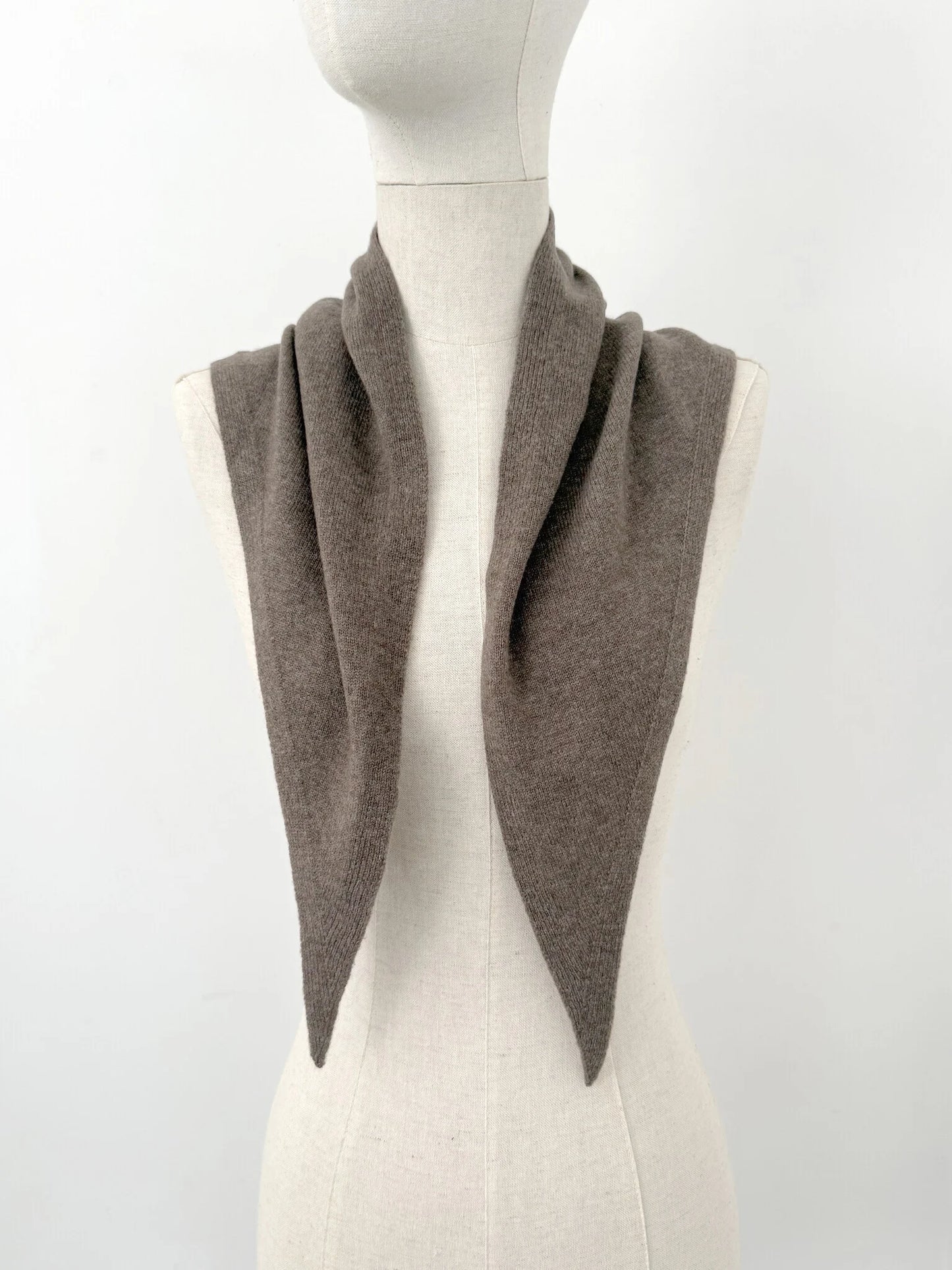 C.O.S.Y by SjaalMania Sjaal Cosy Triangle Dark Brown
