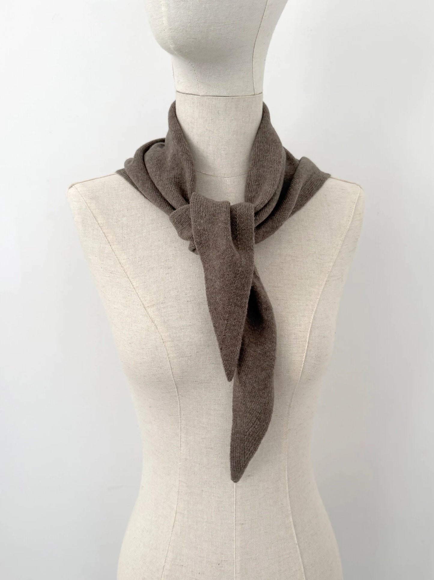 C.O.S.Y by SjaalMania Sjaal Cosy Triangle Dark Brown