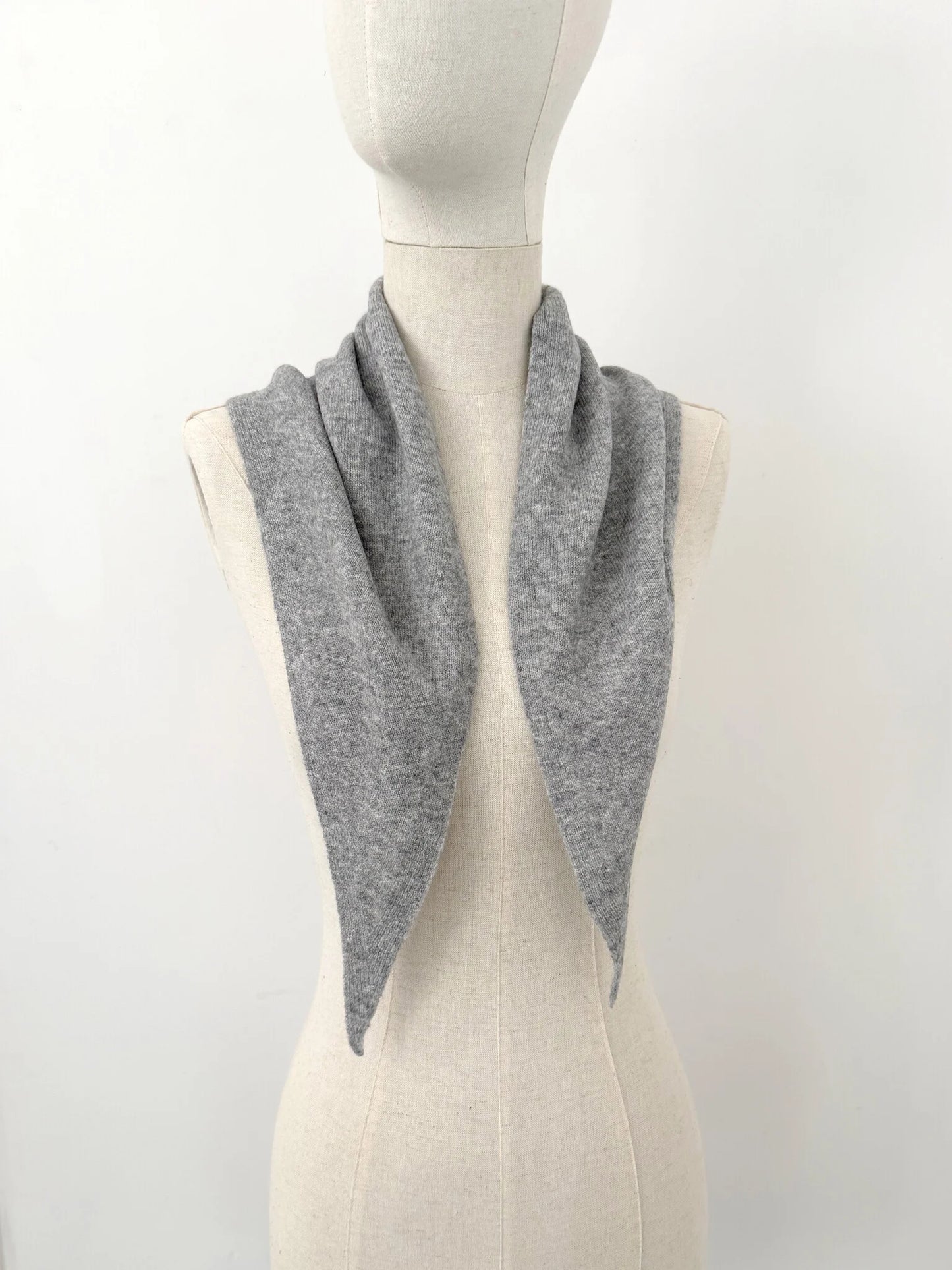 C.O.S.Y by SjaalMania Sjaal Cosy Triangle Medium Grey